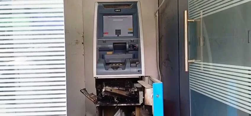 समस्तीपुर में बेखौफ बदमाशों ने कटर से काटा केनरा बैंक का ATM, 2.11 लाख लेकर हुए फरार 3