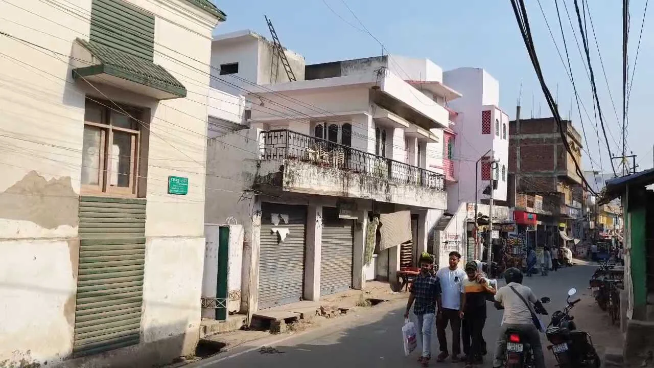 नालंदा: पूर्व विधायक पप्पू खान के घर पर नालंदा पुलिस ने की छापेमारी, फर्जी कागज पर पत्नी के नाम जमीन रजिस्ट्री कराने का है आरोप 9