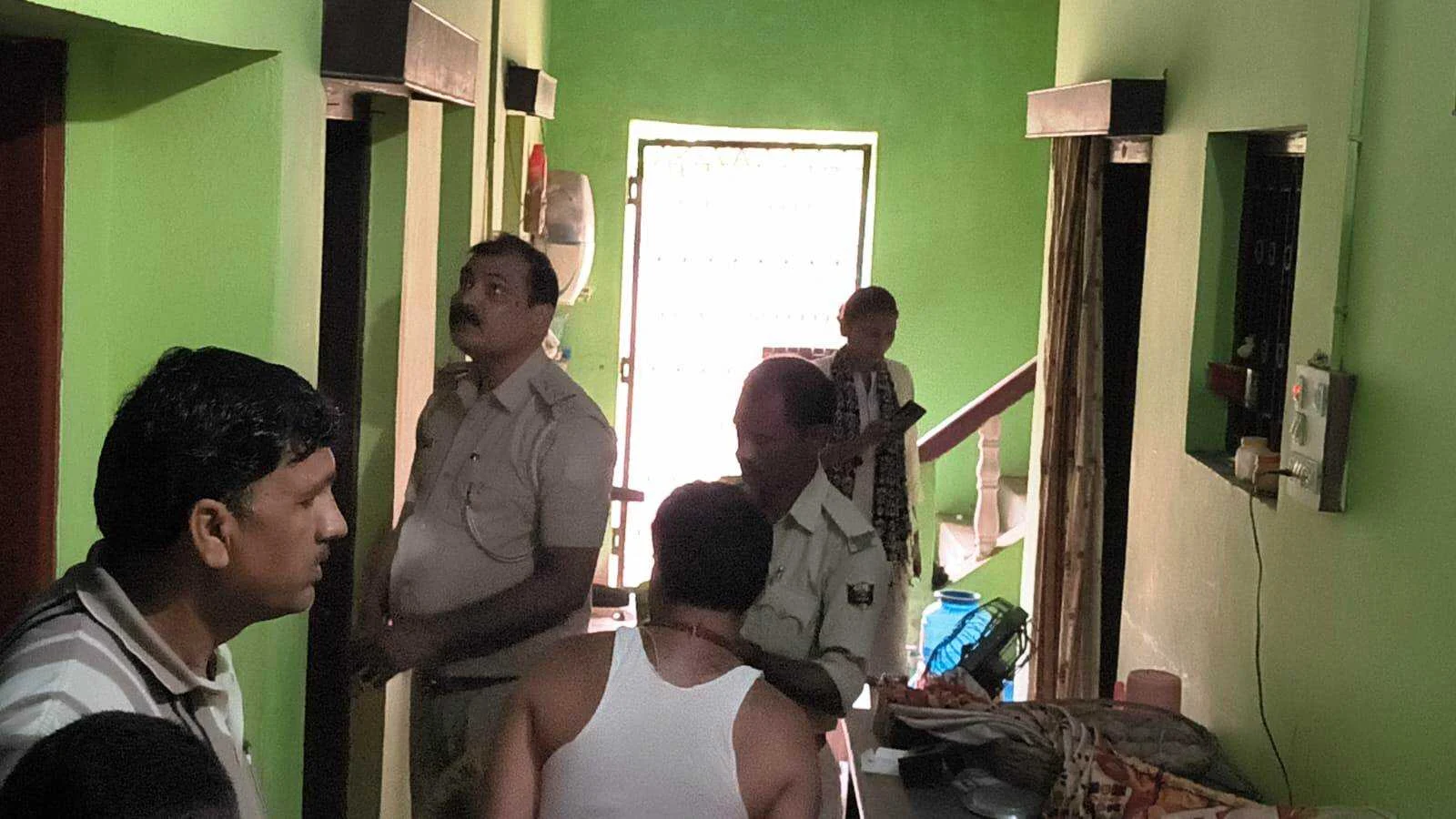 बेगूसराय पुलिस गश्ती को चुनौती, तेयाय में बंद घर का ताला तोड़ लाखों की चोरी 2