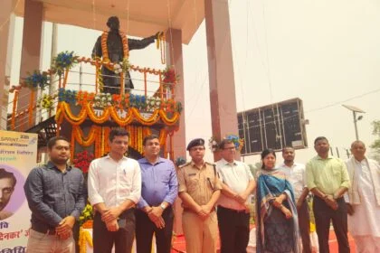 राष्ट्रकवि दिनकर की 52वीं पुण्यतिथि पर प्रशासनिक अधिकारियों ने दी भावभीनी श्रद्धांजलि 26