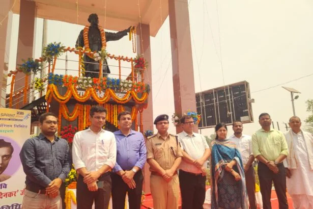 राष्ट्रकवि दिनकर की 52वीं पुण्यतिथि पर प्रशासनिक अधिकारियों ने दी भावभीनी श्रद्धांजलि 3