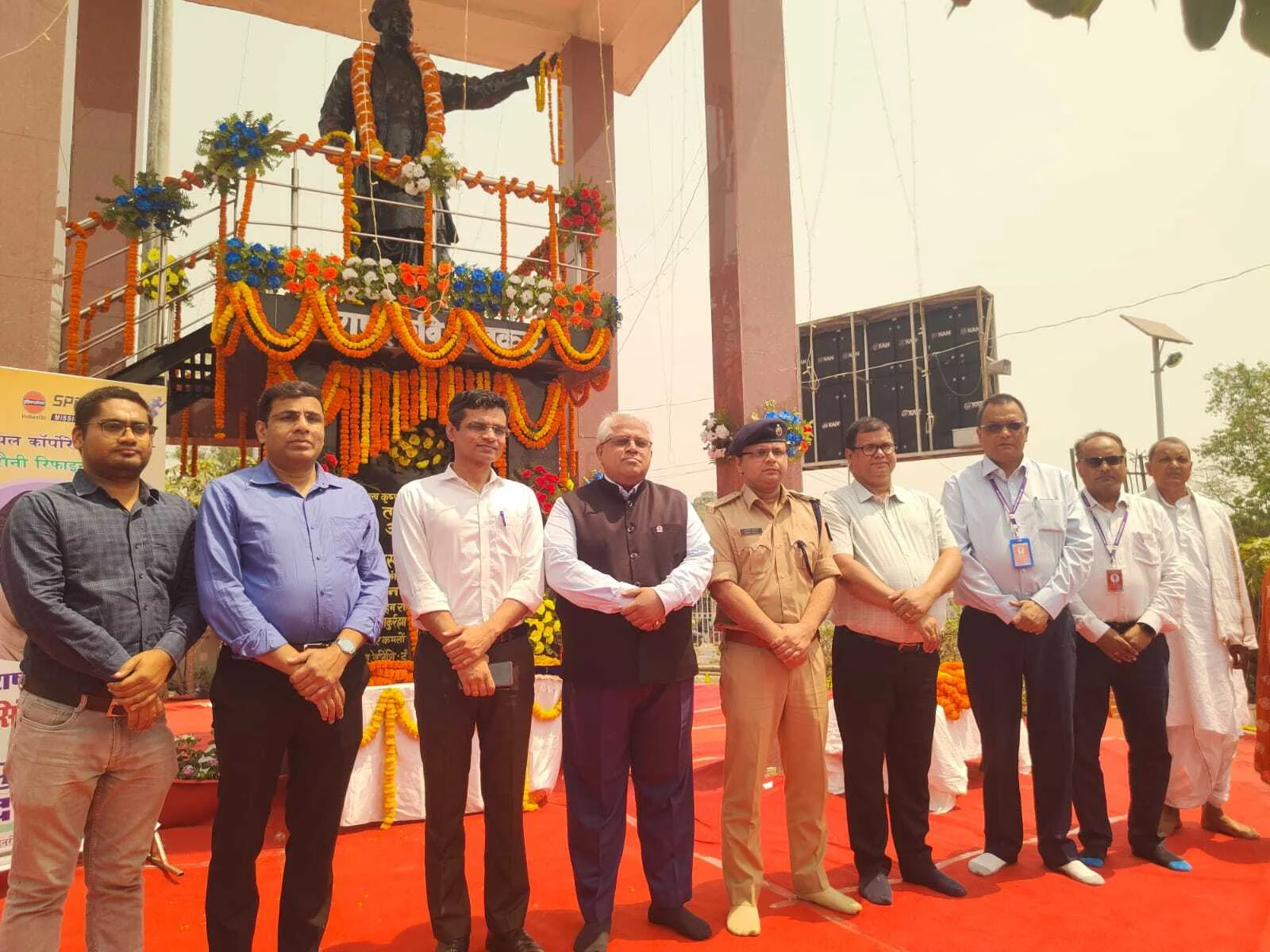 राष्ट्रकवि दिनकर की 52वीं पुण्यतिथि पर प्रशासनिक अधिकारियों ने दी भावभीनी श्रद्धांजलि 2