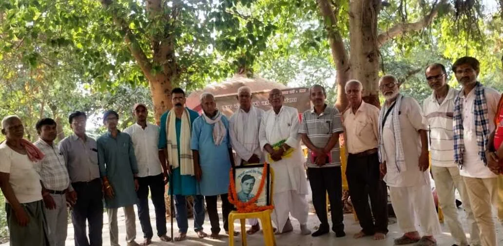 सिमरिया में 'दिनकर चबूतरा' का भव्य आगाज: साहित्यकारों ने कविताओं के जरिए राष्ट्रकवि को दी श्रद्धांजलि 4