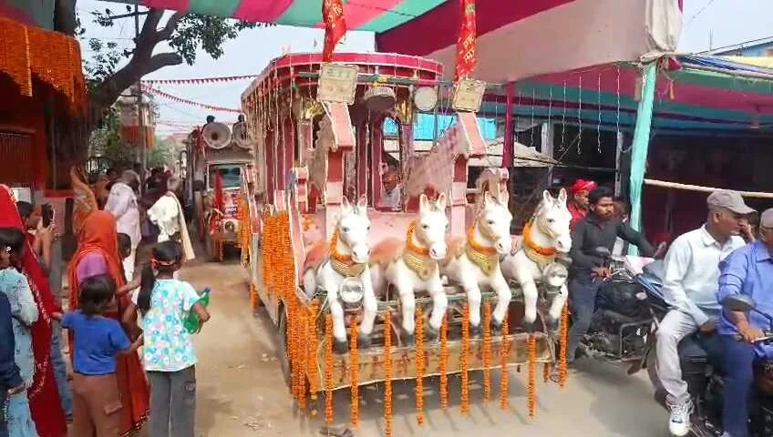 समस्तीपुर: शिवरामा गांव में प्राण प्रतिष्ठा को लेकर निकाली गई भव्य कलश शोभा यात्रा, बजरंगबली एवं गणेश भगवान जी की मूर्ति स्थापित 4