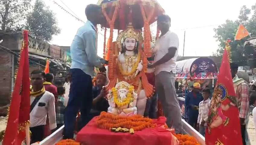समस्तीपुर: शिवरामा गांव में प्राण प्रतिष्ठा को लेकर निकाली गई भव्य कलश शोभा यात्रा, बजरंगबली एवं गणेश भगवान जी की मूर्ति स्थापित 3