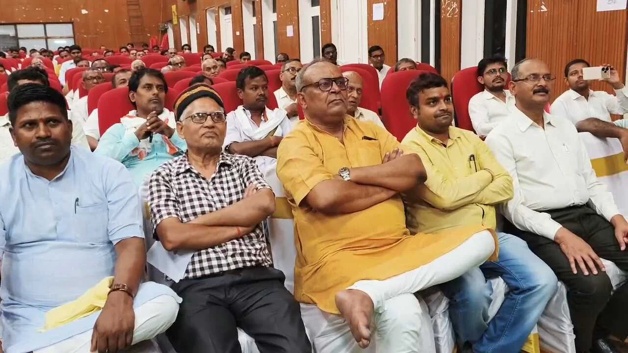 नालंदा: RSS शताब्दी वर्ष पर बिहार श्री के टाउन हॉल में जनसंगोष्ठी का हुआ आयोजन, “पंच परिवर्तन” पर हुआ चर्चा, समाज के 300+ प्रतिनिधि हुए शामिल 3