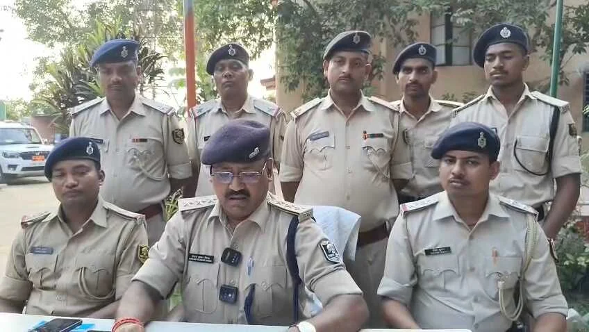 समस्तीपुर पुलिस की सफलता: बिथान लूटकांड का 48 घंटे में खुलासा, हथियार के साथ दो अपराधी गिरफ्तार 7