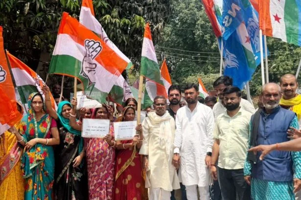 बेगूसराय में महिला आरक्षण बिल पर कांग्रेस का हल्ला बोल; जिलाध्यक्ष गरीब दास के नेतृत्व में पीएम मोदी का पुतला फूंका 5