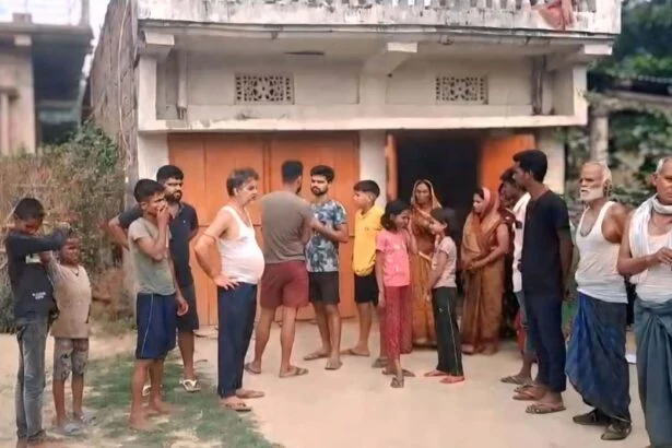 बछवाड़ा में खिड़की तोड़कर घुसे चोर, दो घरों को खंगालकर लाखों की संपत्ति पर किया हाथ साफ 3