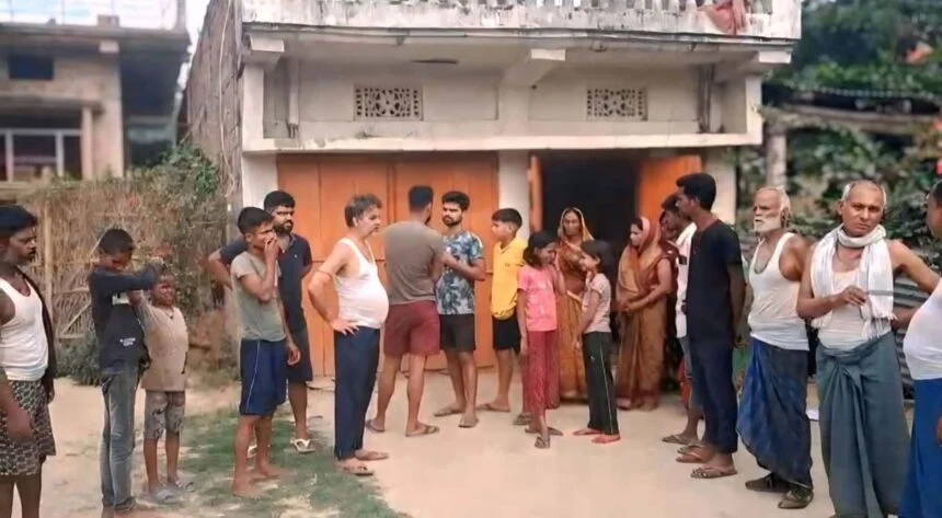 बछवाड़ा में खिड़की तोड़कर घुसे चोर, दो घरों को खंगालकर लाखों की संपत्ति पर किया हाथ साफ 1