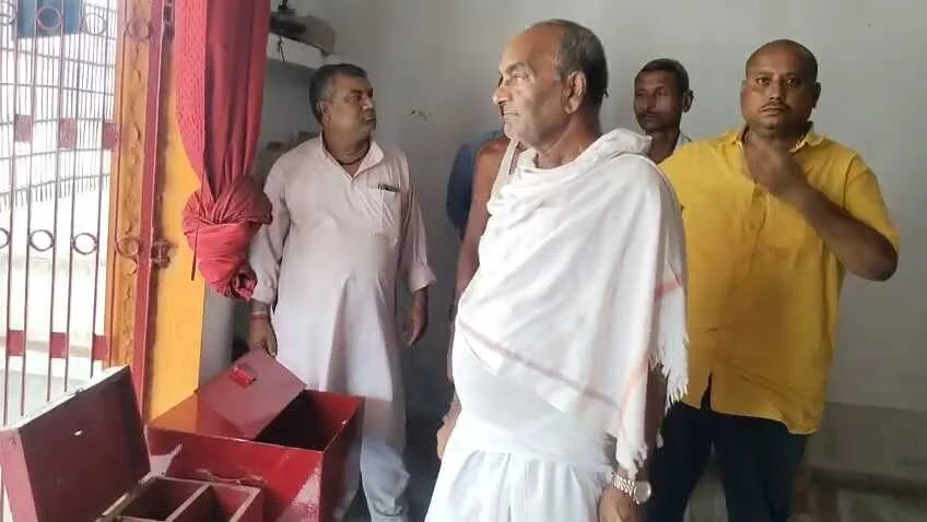 समस्तीपुर: रोसड़ा में आस्था पर प्रहार; मंदिर से अष्टधातु की मूर्तियां और चांदी के मुकुट चोरी, 10 लाख से अधिक की संपत्ति पार 2