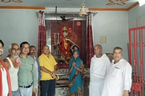 समस्तीपुर: रोसड़ा में आस्था पर प्रहार; मंदिर से अष्टधातु की मूर्तियां और चांदी के मुकुट चोरी, 10 लाख से अधिक की संपत्ति पार 7