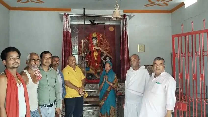 समस्तीपुर: रोसड़ा में आस्था पर प्रहार; मंदिर से अष्टधातु की मूर्तियां और चांदी के मुकुट चोरी, 10 लाख से अधिक की संपत्ति पार 5