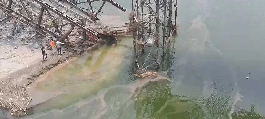समस्तीपुर में पुराने लचका पुल को हटाने के दौरान बड़ा हादसा टला, पुल से मजदूर गिरकर बुरी तरह जख्मी 2