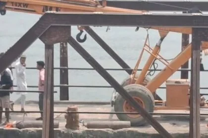 समस्तीपुर में पुराने लचका पुल को हटाने के दौरान बड़ा हादसा टला, पुल से मजदूर गिरकर बुरी तरह जख्मी 51