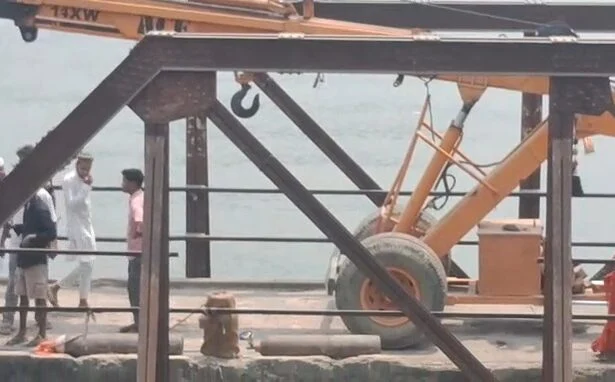 समस्तीपुर में पुराने लचका पुल को हटाने के दौरान बड़ा हादसा टला, पुल से मजदूर गिरकर बुरी तरह जख्मी 3