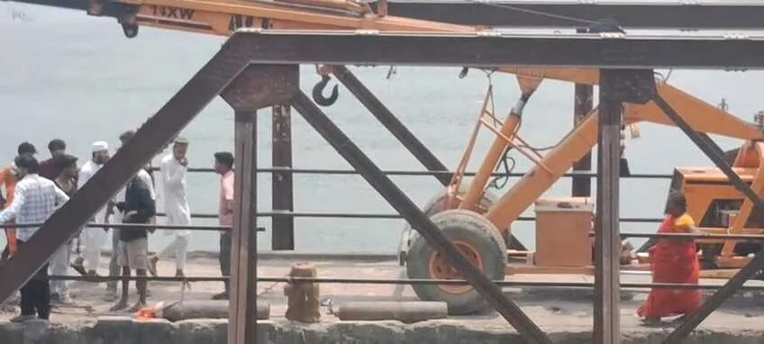 समस्तीपुर में पुराने लचका पुल को हटाने के दौरान बड़ा हादसा टला, पुल से मजदूर गिरकर बुरी तरह जख्मी 5