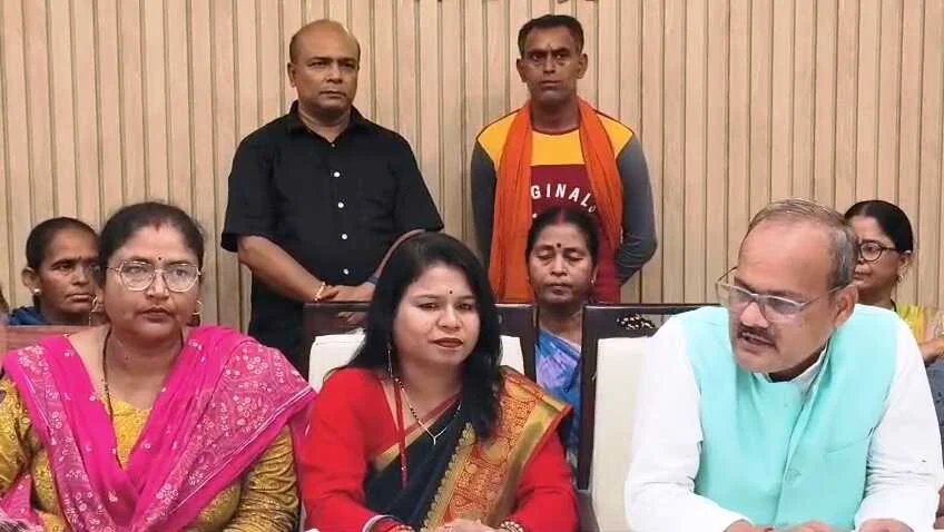 नालंदा: भाजपा नेत्री अनामिका पासवान ने प्रेस वार्ता कर विपक्ष पर किया तीखा वार,कहा महिलाओं का हक नहीं छीनने देंगे, विपक्ष नहीं चाहता महिलाओं की भागीदारी 5