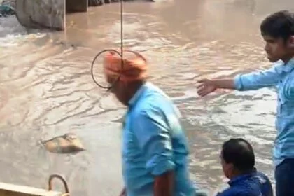 समस्तीपुर में बड़ा हादसा टला: ROB निर्माण के दौरान पाइपलाइन फटी, सड़क बनी 'झील', गड्ढे में समाते-समाते बचे कई राहगीर 6