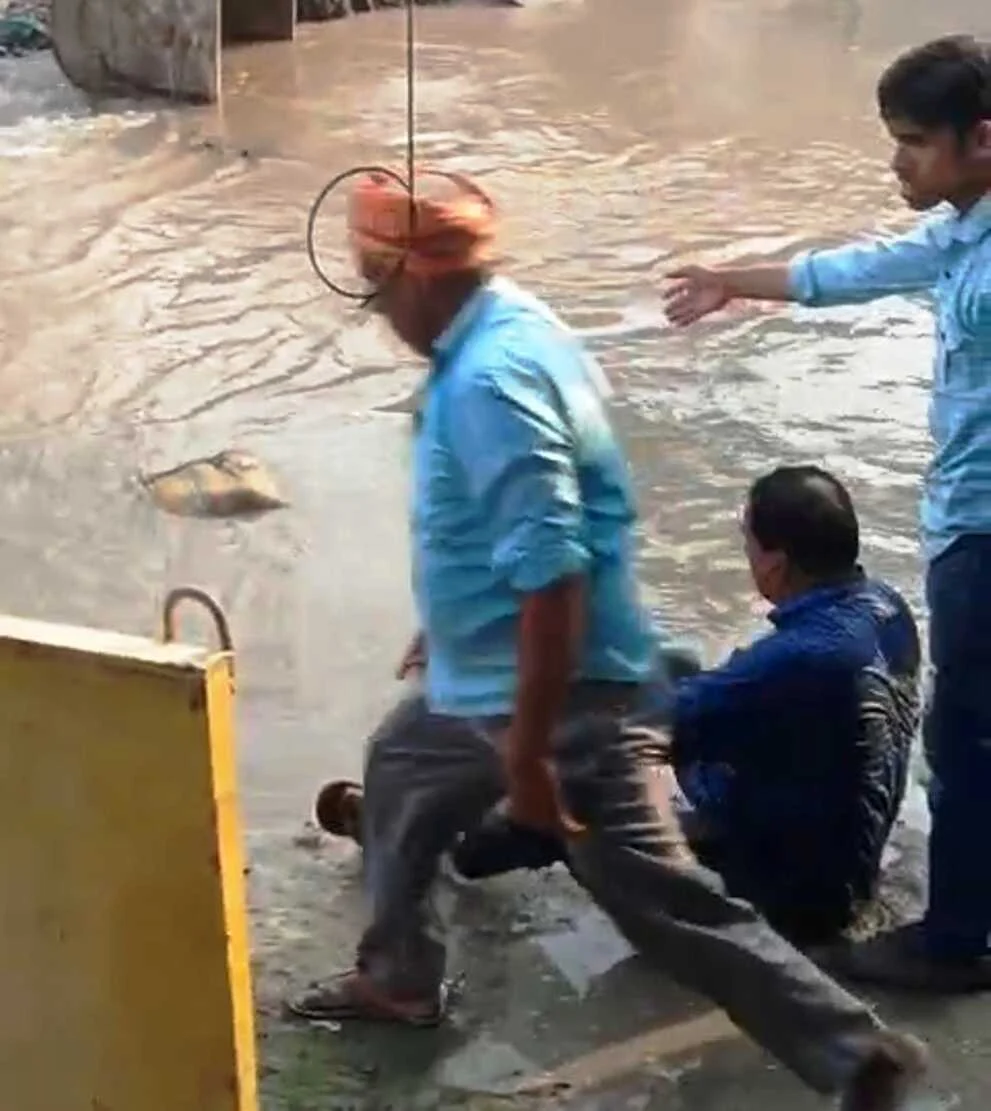 समस्तीपुर में बड़ा हादसा टला: ROB निर्माण के दौरान पाइपलाइन फटी, सड़क बनी 'झील', गड्ढे में समाते-समाते बचे कई राहगीर 4