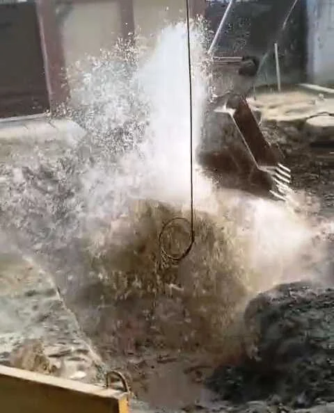 समस्तीपुर में बड़ा हादसा टला: ROB निर्माण के दौरान पाइपलाइन फटी, सड़क बनी 'झील', गड्ढे में समाते-समाते बचे कई राहगीर 2