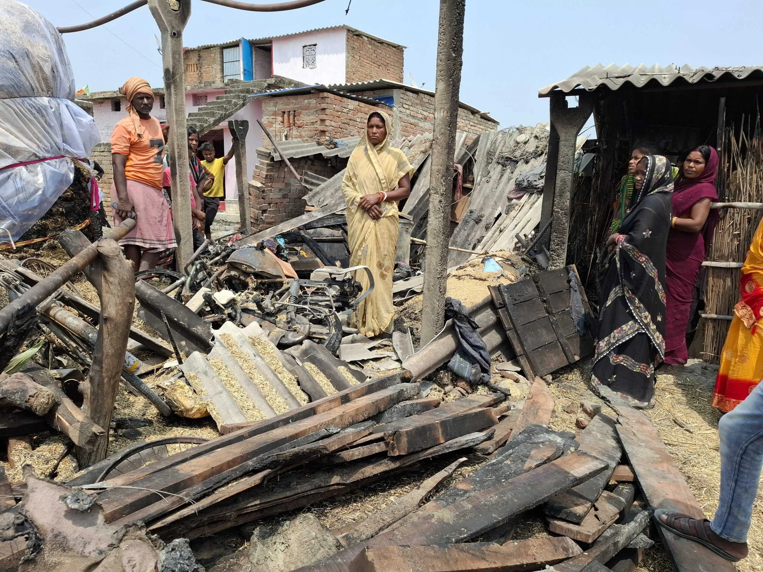 बिजली विभाग की लापरवाही बनी आफत: पोल से गिरी चिंगारी से भीषण आग, लाखों की संपत्ति जलकर राख 5