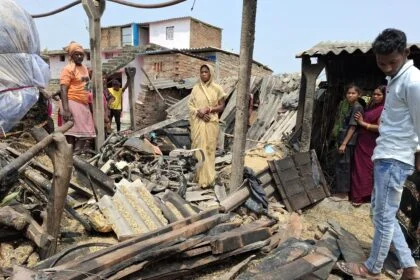 बिजली विभाग की लापरवाही बनी आफत: पोल से गिरी चिंगारी से भीषण आग, लाखों की संपत्ति जलकर राख 8