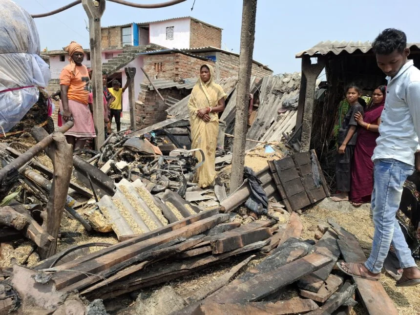 बिजली विभाग की लापरवाही बनी आफत: पोल से गिरी चिंगारी से भीषण आग, लाखों की संपत्ति जलकर राख 1