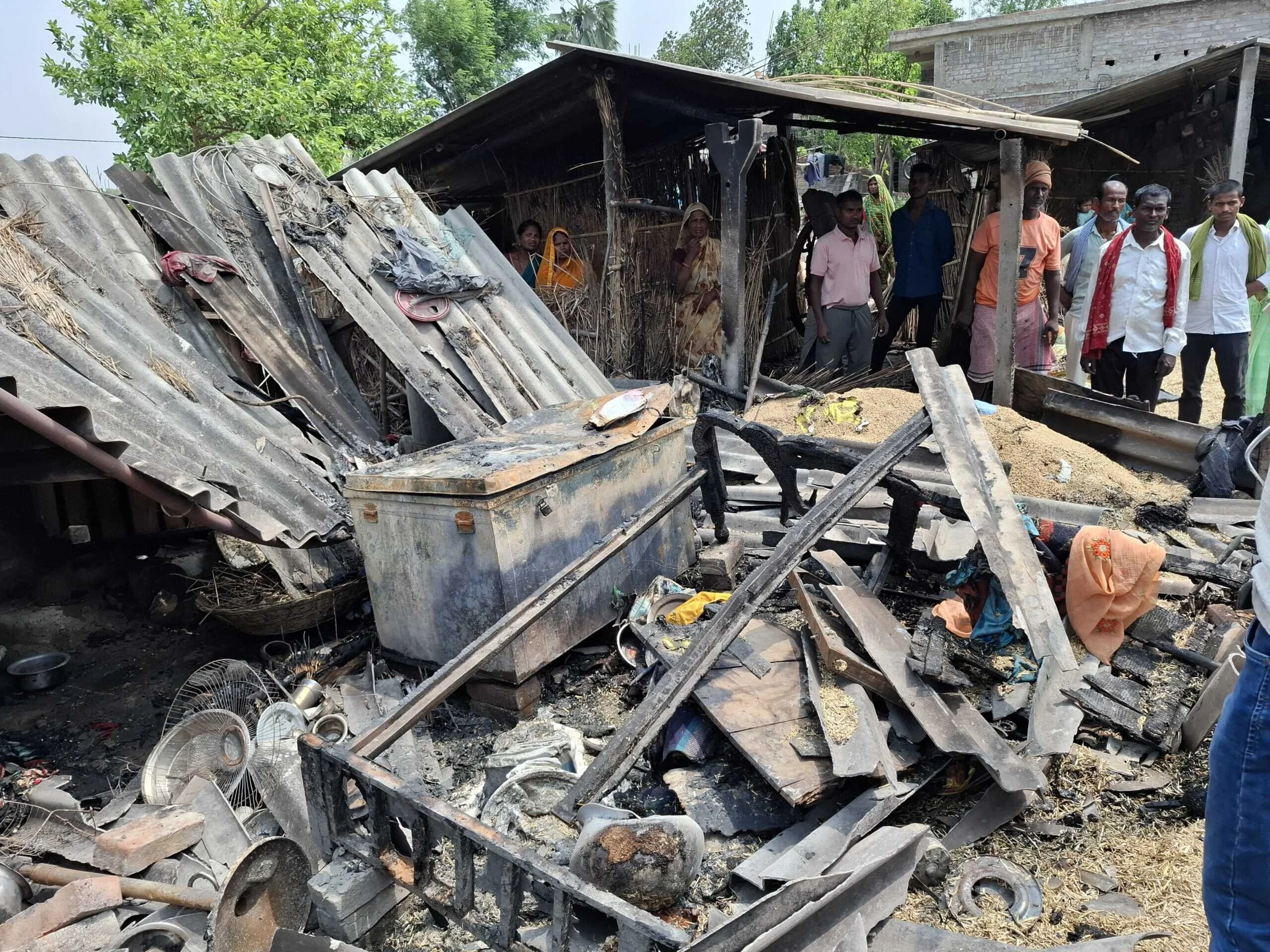 बिजली विभाग की लापरवाही बनी आफत: पोल से गिरी चिंगारी से भीषण आग, लाखों की संपत्ति जलकर राख 3