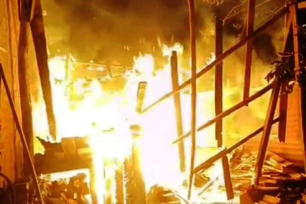 बेगूसराय के बीहट रिफाइनरी रोड में भीषण अगलगी, दो दुकानें जलकर राख; 10 लाख से अधिक का नुकसान 3