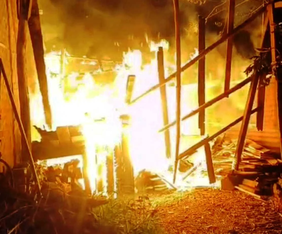 बेगूसराय के बीहट रिफाइनरी रोड में भीषण अगलगी, दो दुकानें जलकर राख; 10 लाख से अधिक का नुकसान 7