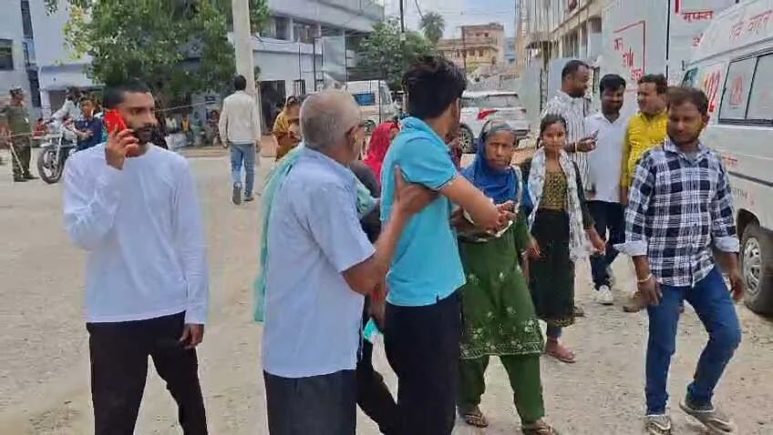 समस्तीपुर में अपराधियों का तांडव: दलसिंहसराय में महिला होमगार्ड से मोबाइल छीनकर भागे बदमाश, विरोध करने पर दुकानदार को मारी गोली 2