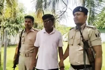 समस्तीपुर में निगरानी विभाग की करवाई,  रोसड़ा अनुमंडल अस्पताल का सीनियर क्लर्क 1 लाख रिश्वत लेते रंगे हाथों गिरफ्तार 10
