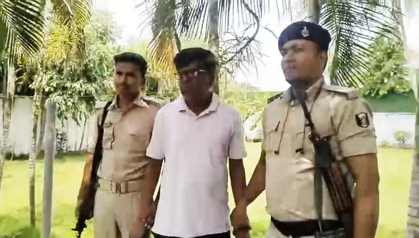 समस्तीपुर में निगरानी विभाग की करवाई,  रोसड़ा अनुमंडल अस्पताल का सीनियर क्लर्क 1 लाख रिश्वत लेते रंगे हाथों गिरफ्तार 10