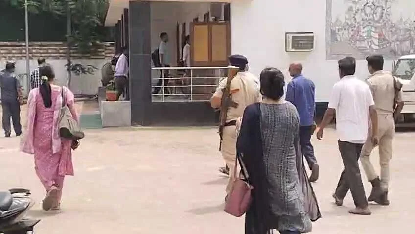 समस्तीपुर में निगरानी विभाग की करवाई,  रोसड़ा अनुमंडल अस्पताल का सीनियर क्लर्क 1 लाख रिश्वत लेते रंगे हाथों गिरफ्तार 2