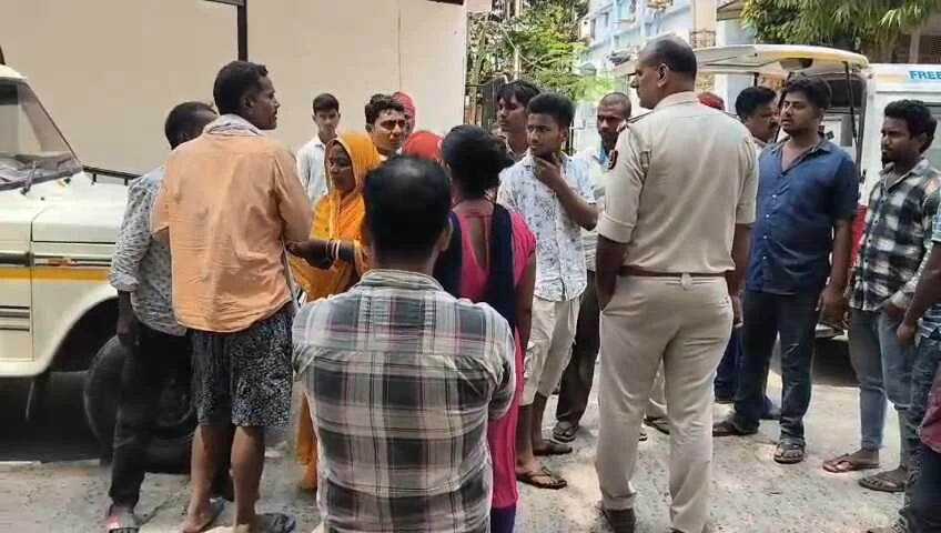 बेगूसराय में सड़क पार कर रहे स्कूली छात्र को पिकअप ने कुचला, मौके पर ही दर्दनाक मौत 3