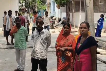 बेगूसराय में सड़क पार कर रहे स्कूली छात्र को पिकअप ने कुचला, मौके पर ही दर्दनाक मौत 16