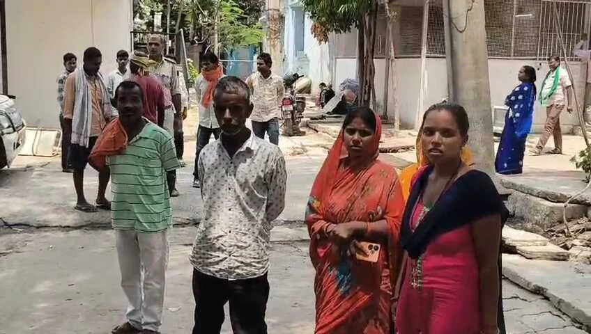 बेगूसराय में सड़क पार कर रहे स्कूली छात्र को पिकअप ने कुचला, मौके पर ही दर्दनाक मौत 8