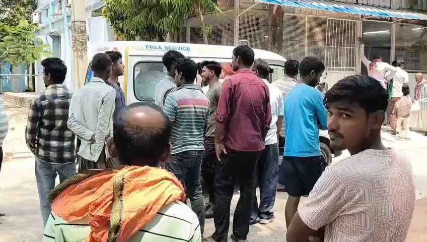 बेगूसराय में सड़क पार कर रहे स्कूली छात्र को पिकअप ने कुचला, मौके पर ही दर्दनाक मौत 2