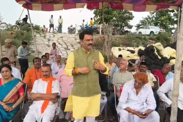 तेघड़ा विधायक की बड़ी पहल: गंगा कटाव रोकने के लिए आवंटित हुए  9.5  करोड़, मधुरापुर बोल्डर घाट पर काम शुरू 1