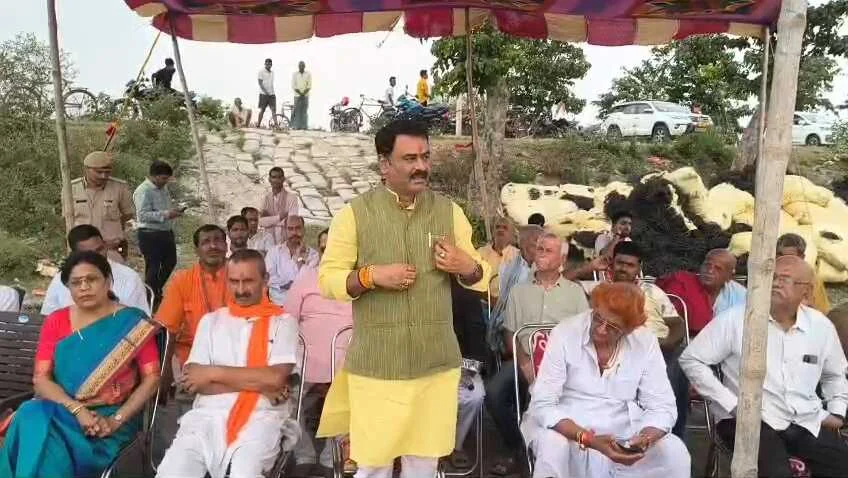 तेघड़ा विधायक की बड़ी पहल: गंगा कटाव रोकने के लिए आवंटित हुए  9.5  करोड़, मधुरापुर बोल्डर घाट पर काम शुरू 4