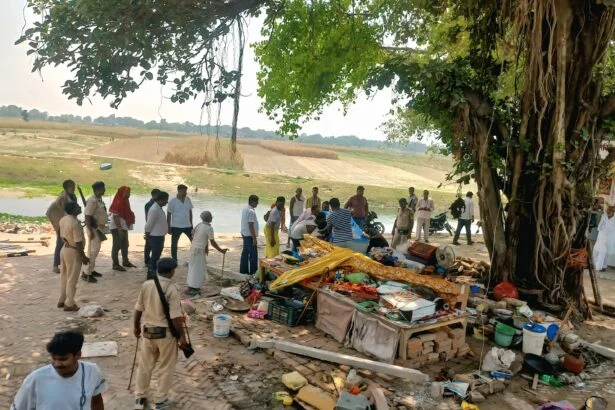 जिलाधिकारी का औचक निरीक्षण: झमटिया धाम से हटा अतिक्रमण, अस्पताल में बंद मिला परामर्श केंद्र तो प्रबंधन को लगाई फटकार 3