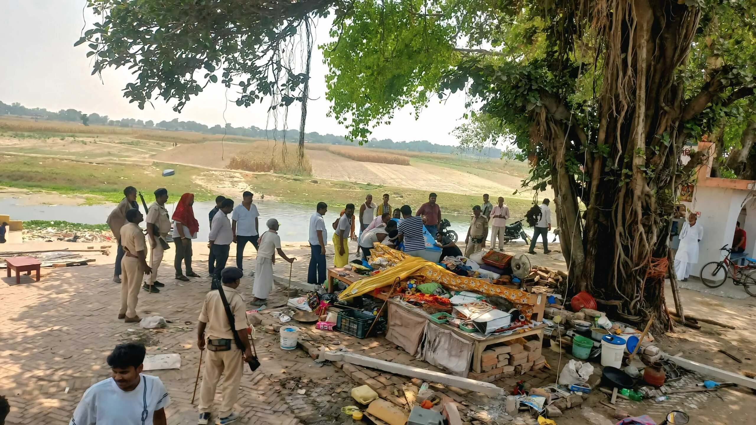 जिलाधिकारी का औचक निरीक्षण: झमटिया धाम से हटा अतिक्रमण, अस्पताल में बंद मिला परामर्श केंद्र तो प्रबंधन को लगाई फटकार 3