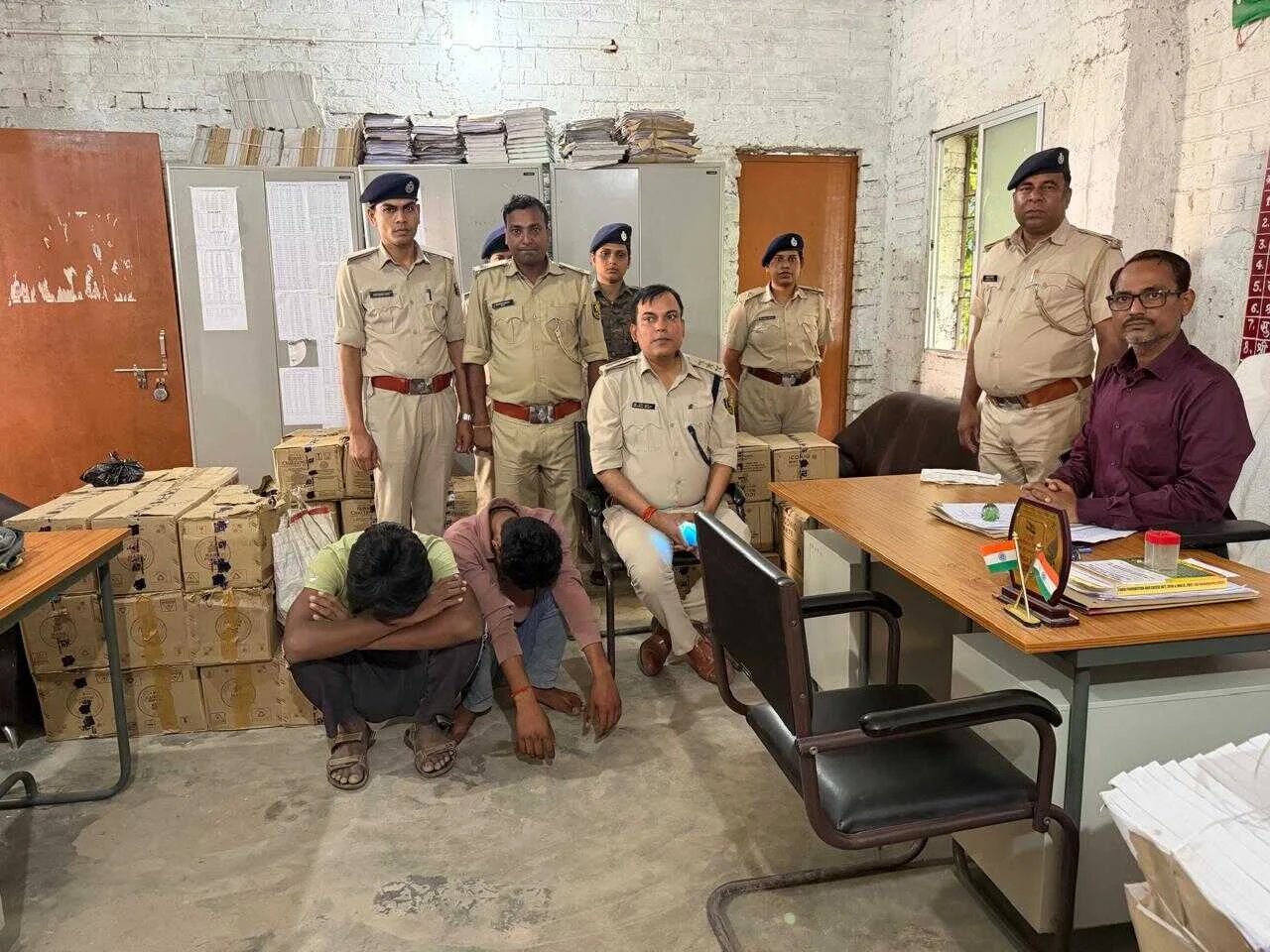 समस्तीपुर: उत्पाद विभाग की बड़ी कार्रवाई, चौर में छिपाकर रखी 584 लीटर विदेशी शराब बरामद; दो धंधेबाज गिरफ्तार 3