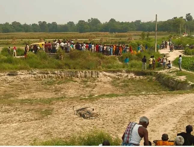 समस्तीपुर: शादी समारोह से लापता युवक की चाकू से गोदकर हत्या, चौर में मिला शव 2