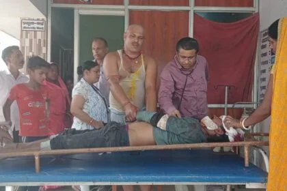 वीरपुर में सड़क दुर्घटना में दो लोग घायल, एक की हालत गंभीर, पूर्व सरपंच ने दिखाया मानवता 23