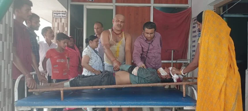 वीरपुर में सड़क दुर्घटना में दो लोग घायल, एक की हालत गंभीर, पूर्व सरपंच ने दिखाया मानवता 1