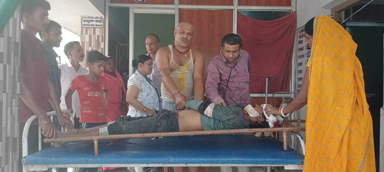 वीरपुर में सड़क दुर्घटना में दो लोग घायल, एक की हालत गंभीर, पूर्व सरपंच ने दिखाया मानवता 4