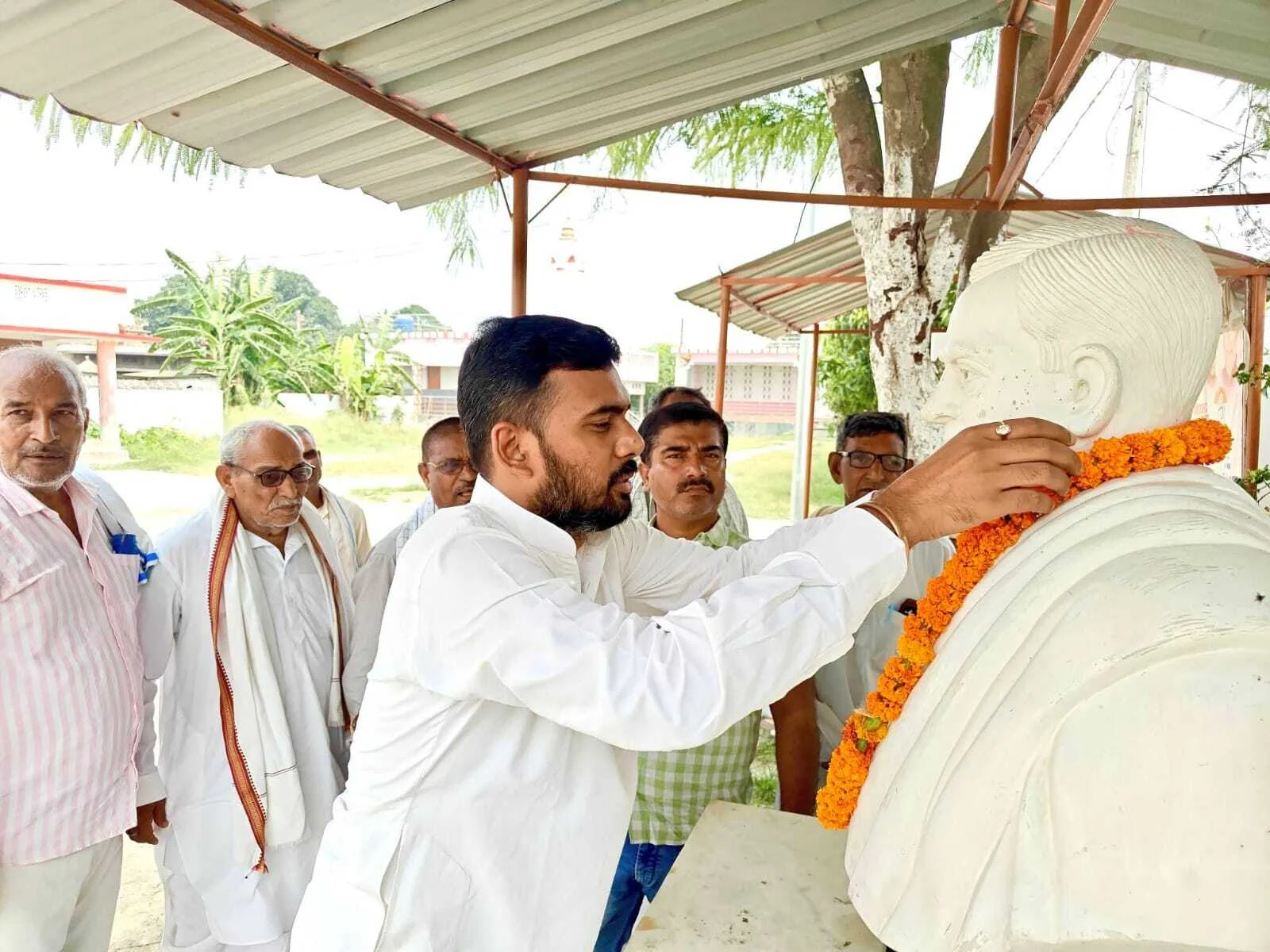 भगवानपुर में राजीव गांधी की पुण्यतिथि पर कांग्रेस कार्यकर्ताओं ने दी श्रद्धांजलि 5