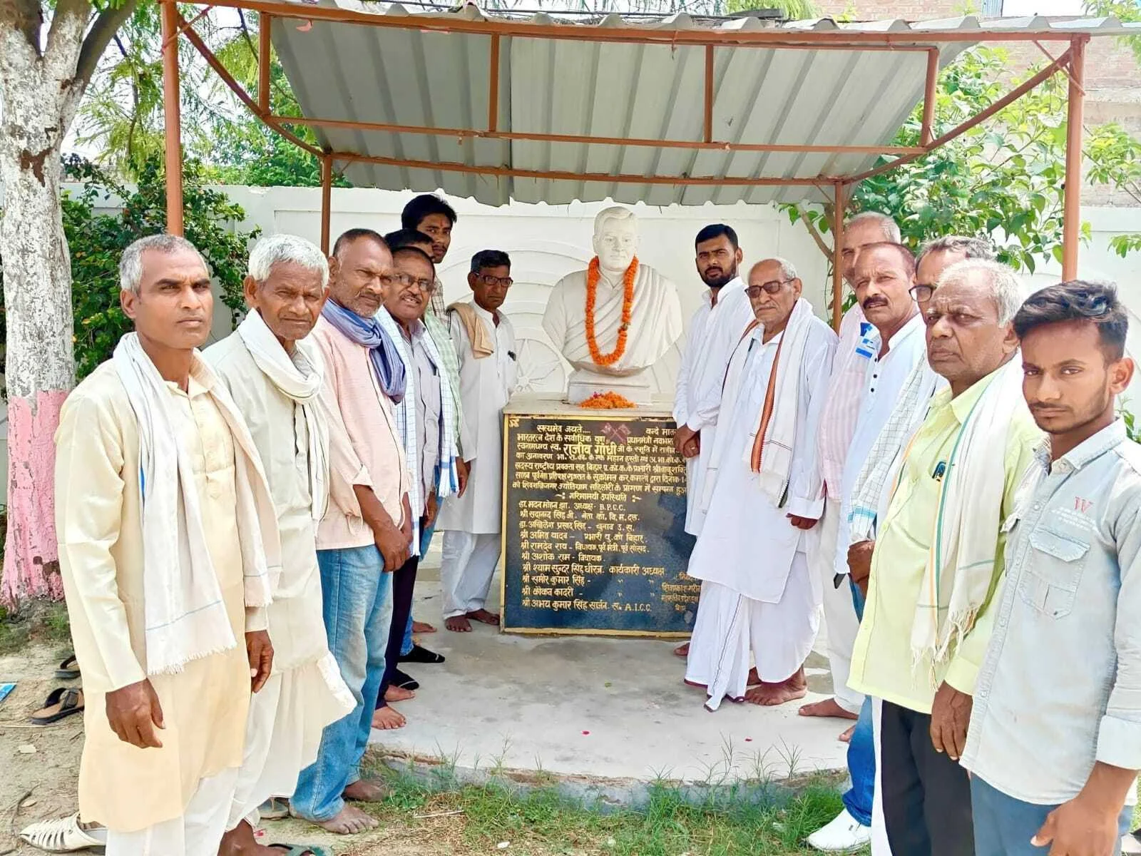 भगवानपुर में राजीव गांधी की पुण्यतिथि पर कांग्रेस कार्यकर्ताओं ने दी श्रद्धांजलि 2